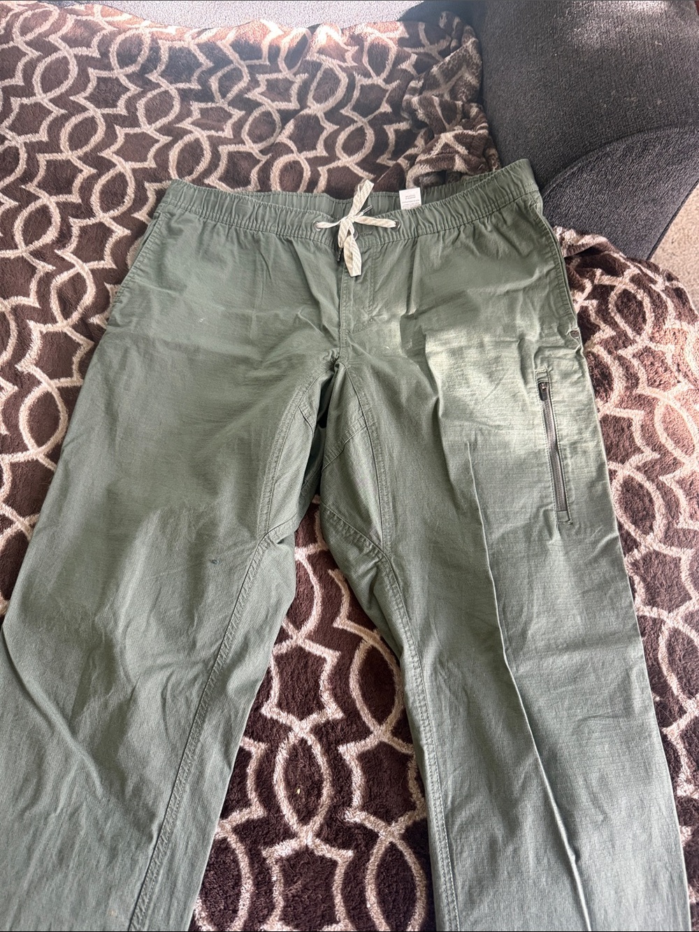 Vuori Men's Olive Drawstring Cargo Pants